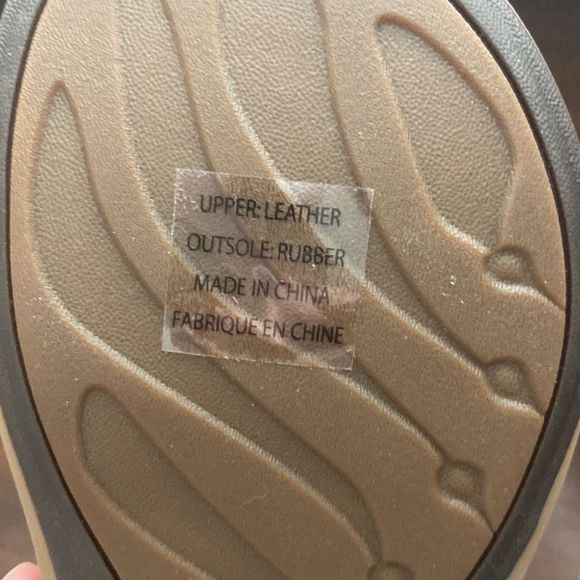 NWT- OLUKAI WOMEN'S U'I- Ohia red/ dark Java- Women’s sizing- 9 - Picture 5 of 7